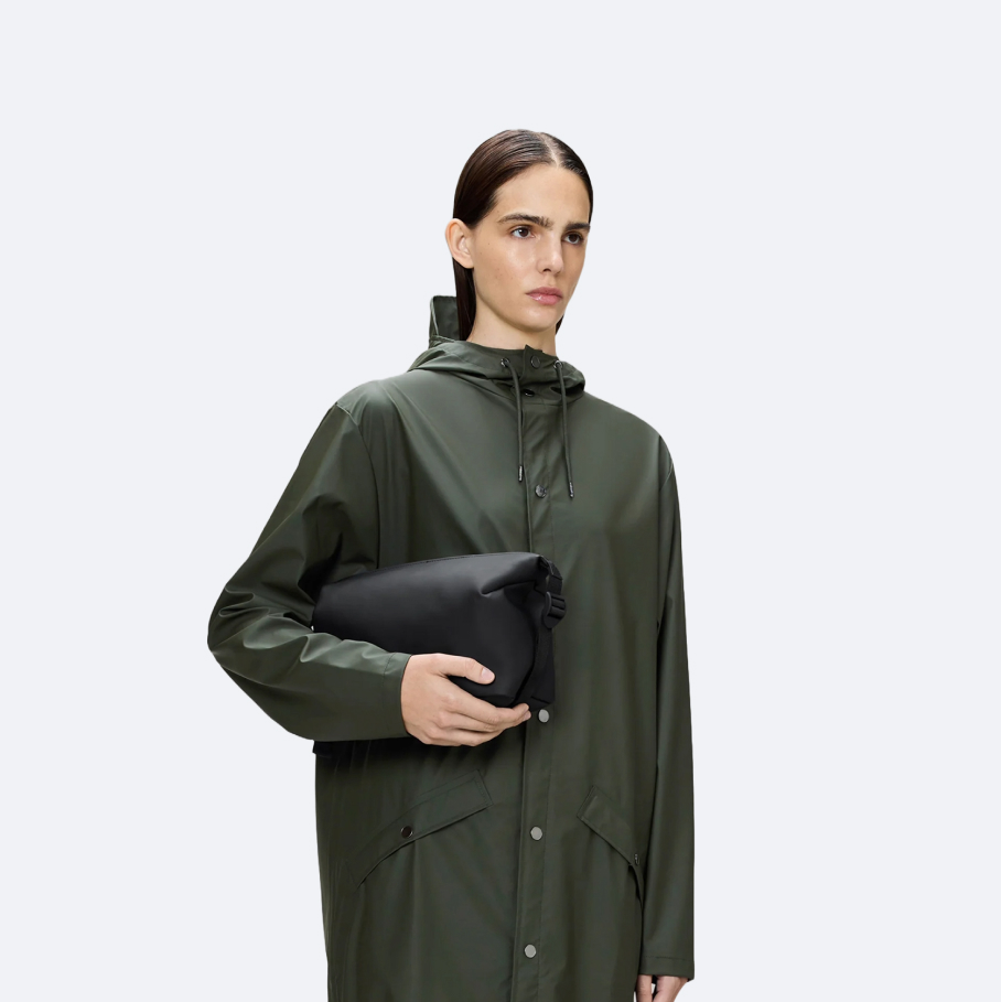 Model trzymający torbę w wersji Basic w ręku