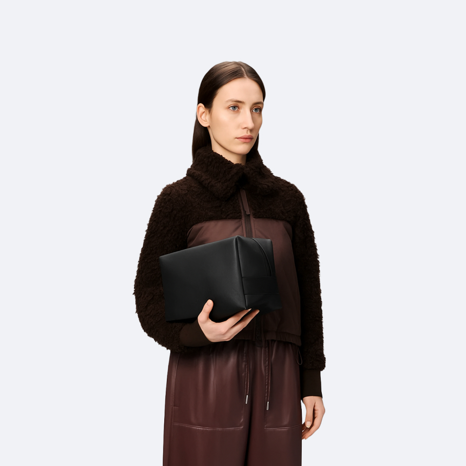 Model trzymający wersję Standard
